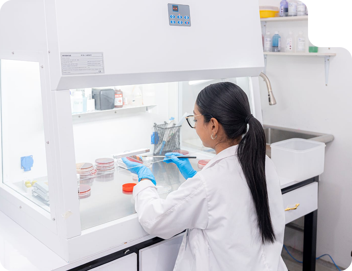 Equipo de laboratorio trabajando con tecnología de punta