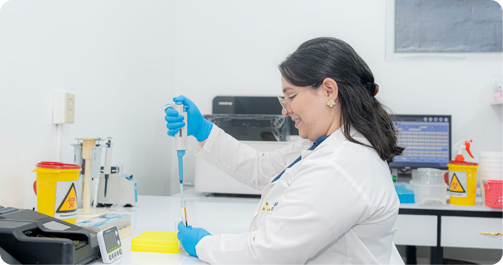 Profesional de laboratorio realizando análisis