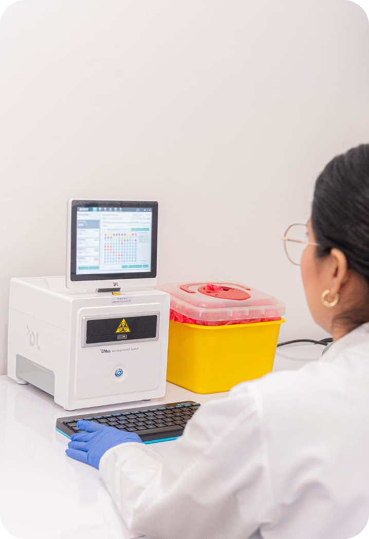 Equipo de laboratorio en estación de trabajo