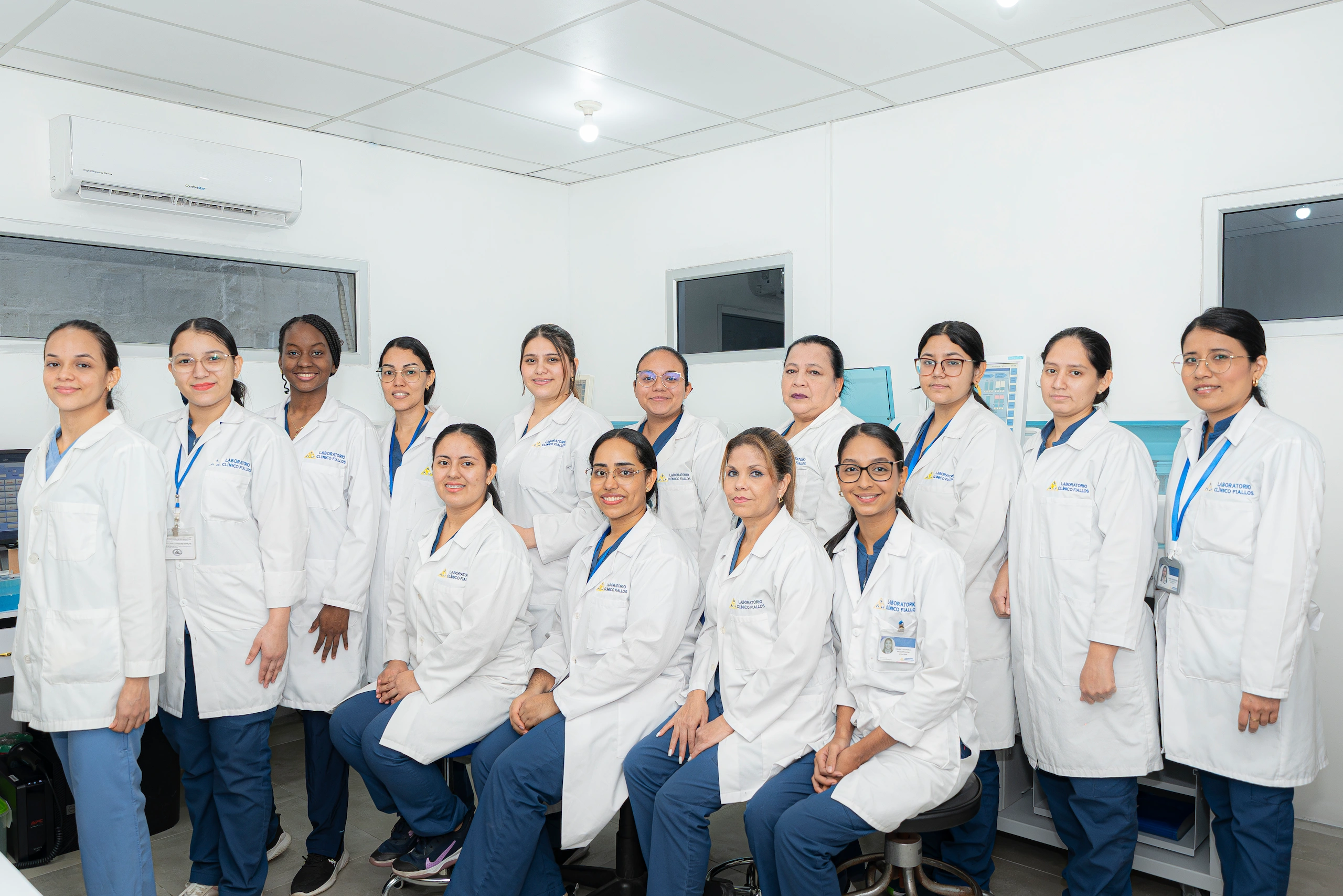 Equipo de colaboradores del Laboratorio Clínico Fiallos