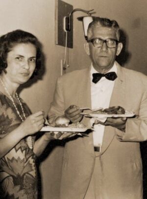 Doña Chepita Fiallos y el Dr. Federico Fiallos en la inauguración del laboratorio