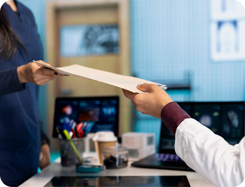 Profesional de salud entregando resultados a paciente